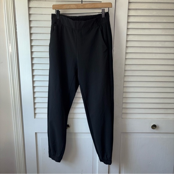Athleta Textured Brooklyn Jogger Black size 4 Sporty Travel Outdoor - Picture 2 of 4
